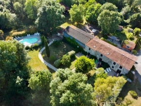 Le Bois Fleuri : Ensemble de 3 gîtes avec piscine pour 18 personnes